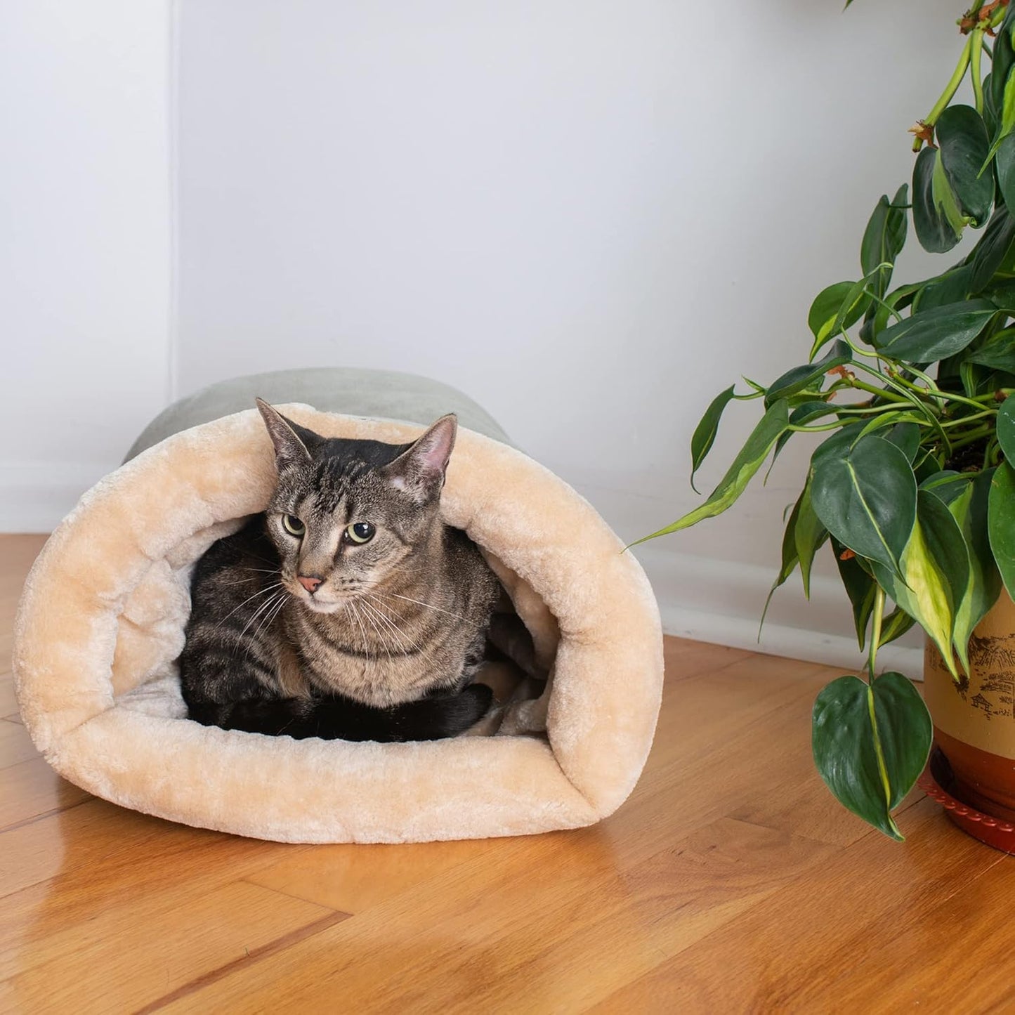 Retro Semi-Enclosed Cat Bed with Plush Interior and Durable Polyester