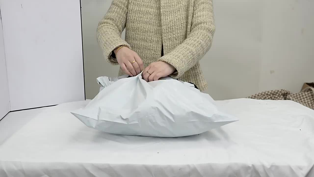 Retro Semi-Enclosed Cat Bed with Plush Interior and Durable Polyester