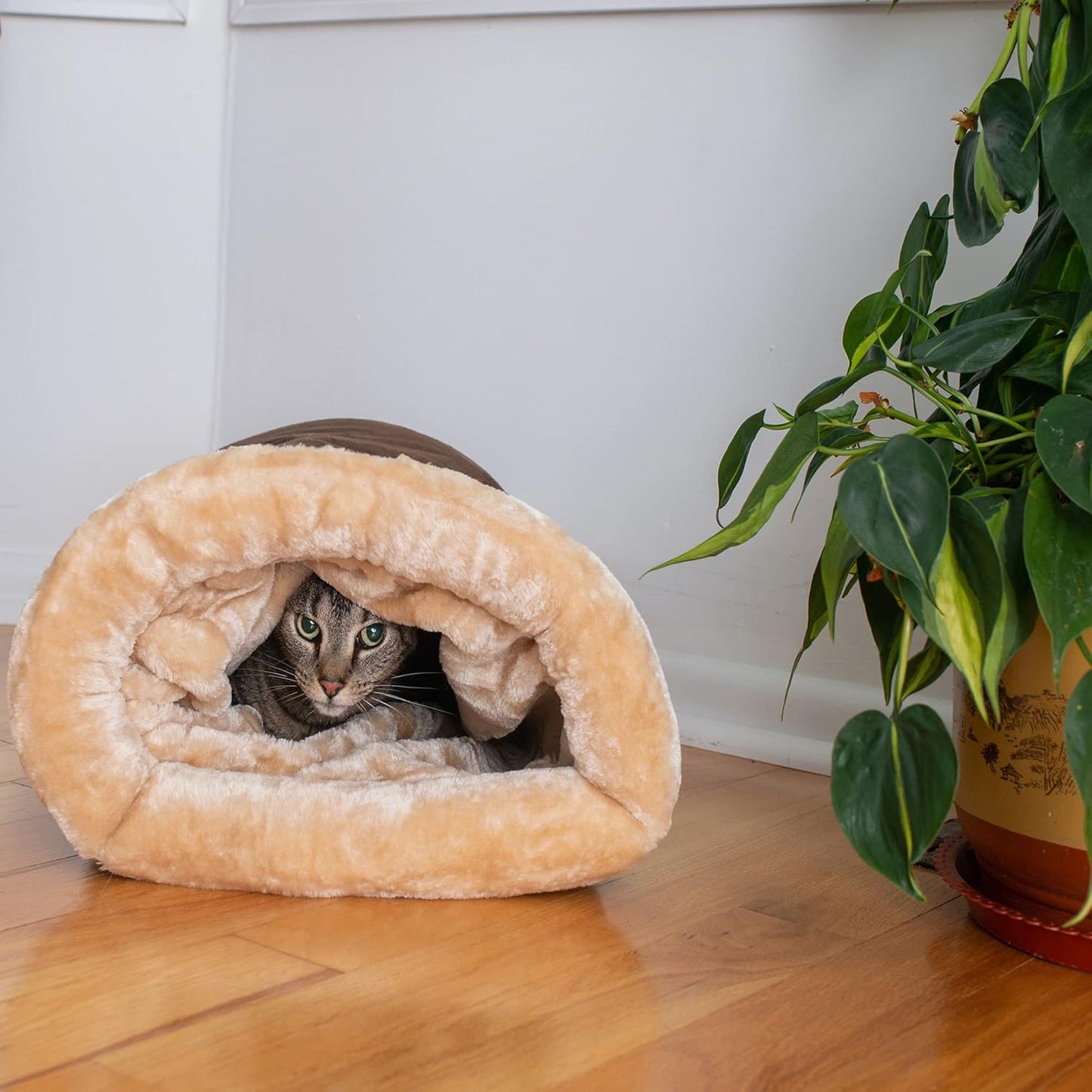Retro Semi-Enclosed Cat Bed with Plush Interior and Durable Polyester
