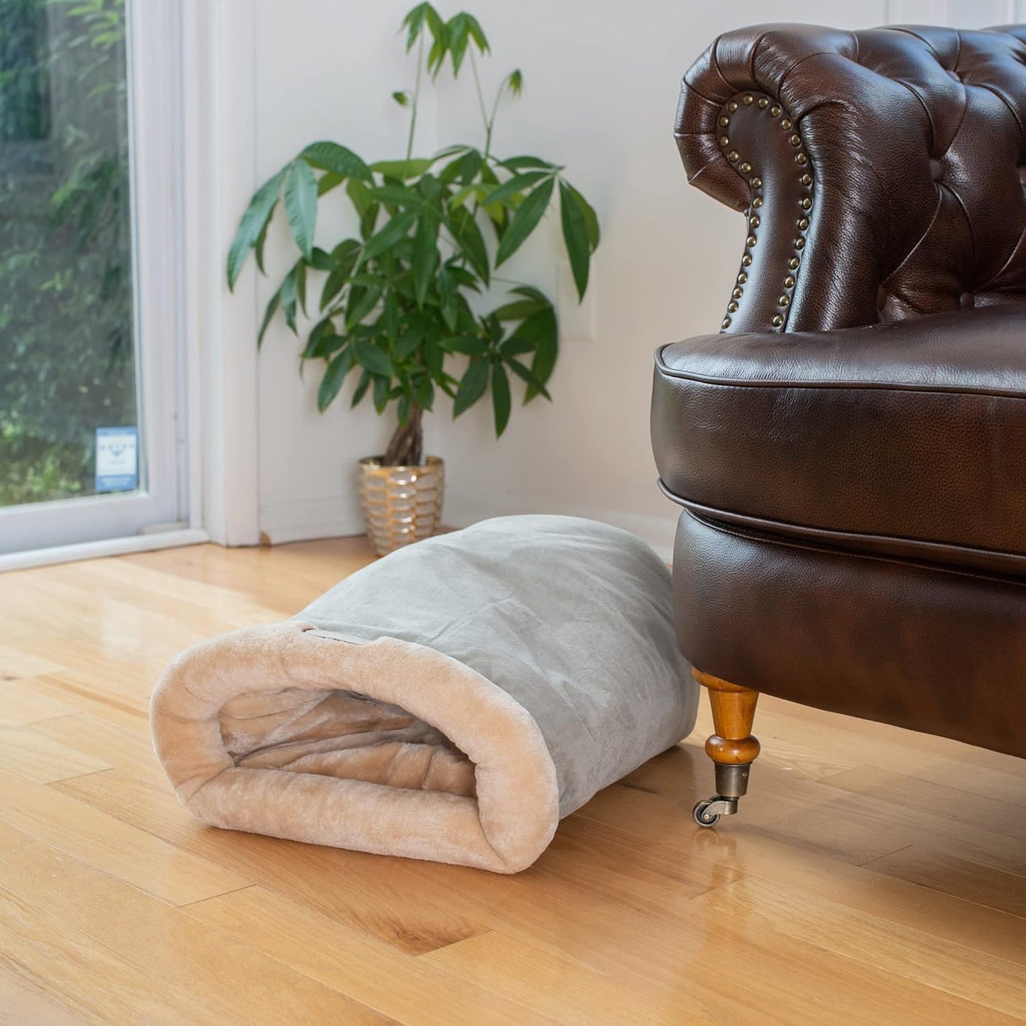 Retro Semi-Enclosed Cat Bed with Plush Interior and Durable Polyester